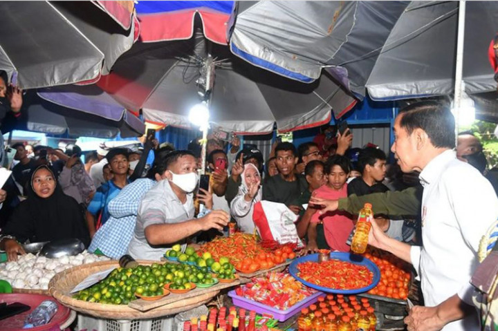 Presiden Joko Widodo menyapa para pedagang di Pasar Higienis Bahari Berkesan di Kota Ternate, Provinsi Maluku Utara, Rabu, 28 September 2022 pagi.