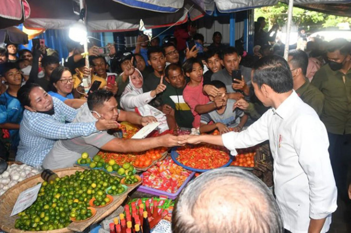 Warga berdesak-desakan menyambut kedatangan sekaligus berjabat tangan dengan Presiden Joko Widodo di Pasar Higienis Bahari Berkesan di Kota Ternate, Provinsi Maluku Utara.