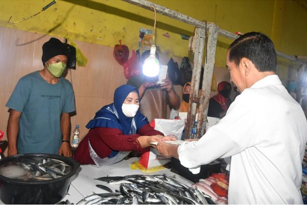 Rombongan Presiden didampingi para pejabat pemerintah daerah tiba di Pasar Higienis Bahari Berkesan pukul 07.57 WIT. Setelah turun dari kendaraan, Presiden langsung menyapa para pedagang dan membagikan bantuan langsung tunai.