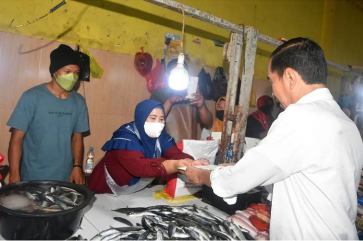 Rombongan Presiden didampingi para pejabat pemerintah daerah tiba di Pasar Higienis Bahari Berkesan pukul 07.57 WIT. Setelah turun dari kendaraan, Presiden langsung menyapa para pedagang dan membagikan bantuan langsung tunai.