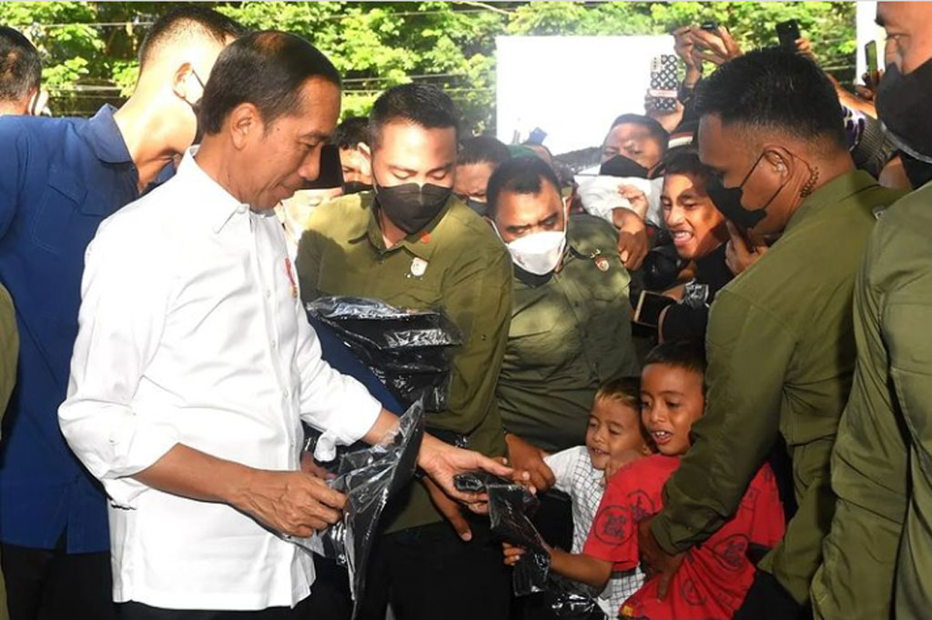 Presiden juga membagikan suvenir berupa kaos kepada warga, yang berdesak-desakan mendekat agar bisa berjabat tangan dengan Presiden.