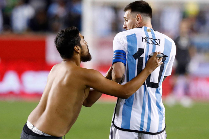 Lionel Messi mencetak dua gol dan dua kali 'diganggu' oleh penggemar yang berlari ke tengah lapangan saat Argentina mengalahkan Jamaika 3-0 dalam pertandingan pemanasan Piala Dunia 2022, Rabu, 28 September 2022. Kemenangan tersebut membuat Tim Tango  memperpanjang rekor tak terkalahkan menjadi 35 pertandingan.