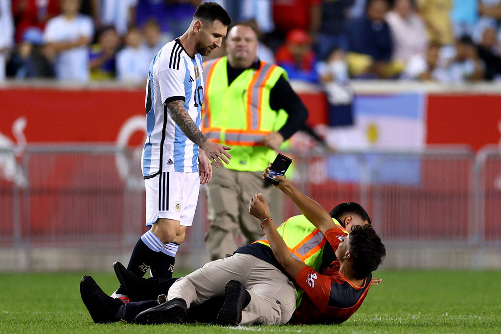 Seorang penggemar berlari ke tengah lapangan pada menit ke-65 dan mencoba mengambil foto Messi. Messi hanya bisa berdiri dan menyaksikan penonton tersebut diringkus oleh penjaga lapangan. Meski begitu sang penyusul tetap berusaha mengambil gambar La Pulga.