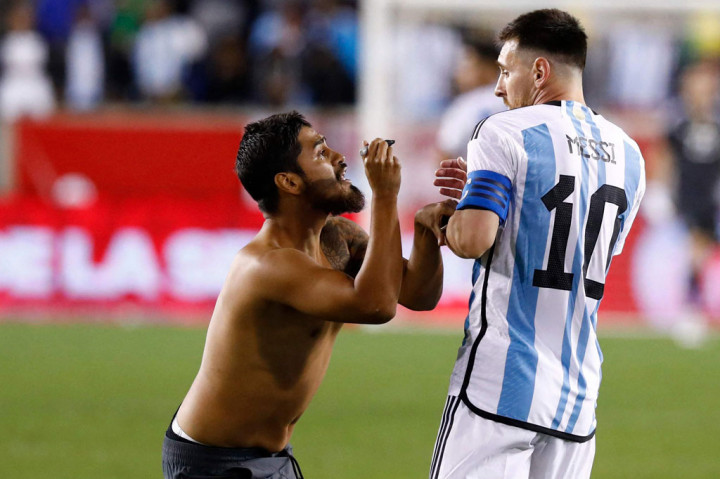 Usai menggandakan timnya pada menit ke-86, suporter gila kembali masuk ke lapangan dan memburu Messi. Suporter bertelanjang dada dan lengan bertato tersebut terlihat membawa sebuah spidol.