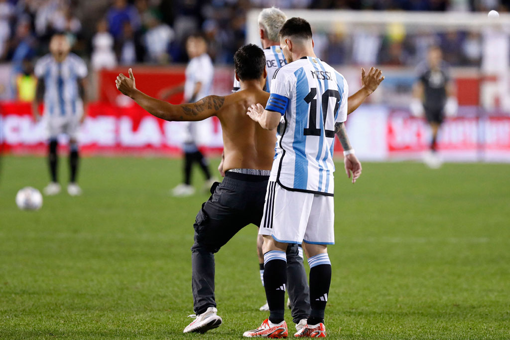 Ternyata penggemar yang bertelanjang dada tersebut memintanya untuk menandatangani punggungnya. Dan Messi tampaknya akan memenuhi permintaan sang penggemar dengan membubuhkan tanda tangan.