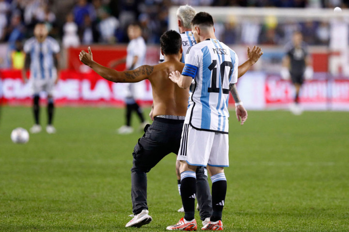 Ternyata penggemar yang bertelanjang dada tersebut memintanya untuk menandatangani punggungnya. Dan Messi tampaknya akan memenuhi permintaan sang penggemar dengan membubuhkan tanda tangan.