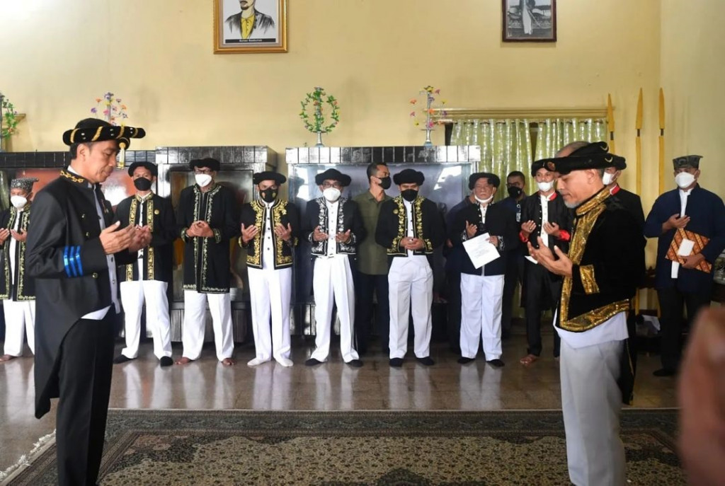 Presiden Joko Widodo dianugerahi gelar kehormatan adat Kesultanan Ternate pada acara yang diselenggarakan di Kedaton Sultan Ternate, Kota Ternate, Provinsi Maluku Utara, Rabu, 28 September 2022.