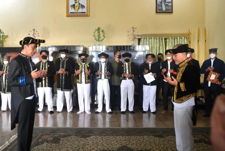 Presiden Joko Widodo dianugerahi gelar kehormatan adat Kesultanan Ternate pada acara yang diselenggarakan di Kedaton Sultan Ternate, Kota Ternate, Provinsi Maluku Utara, Rabu, 28 September 2022.