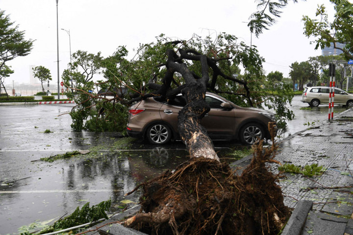 Di kota wisata Hoi An, Sungai Hoai hampir meluap, sementara atap rumah berserakan ke tanah dan pohon-pohon tumbang yang menimpa mobil dan memblokir jalan. Beberapa jalan di kota tua terendam air.