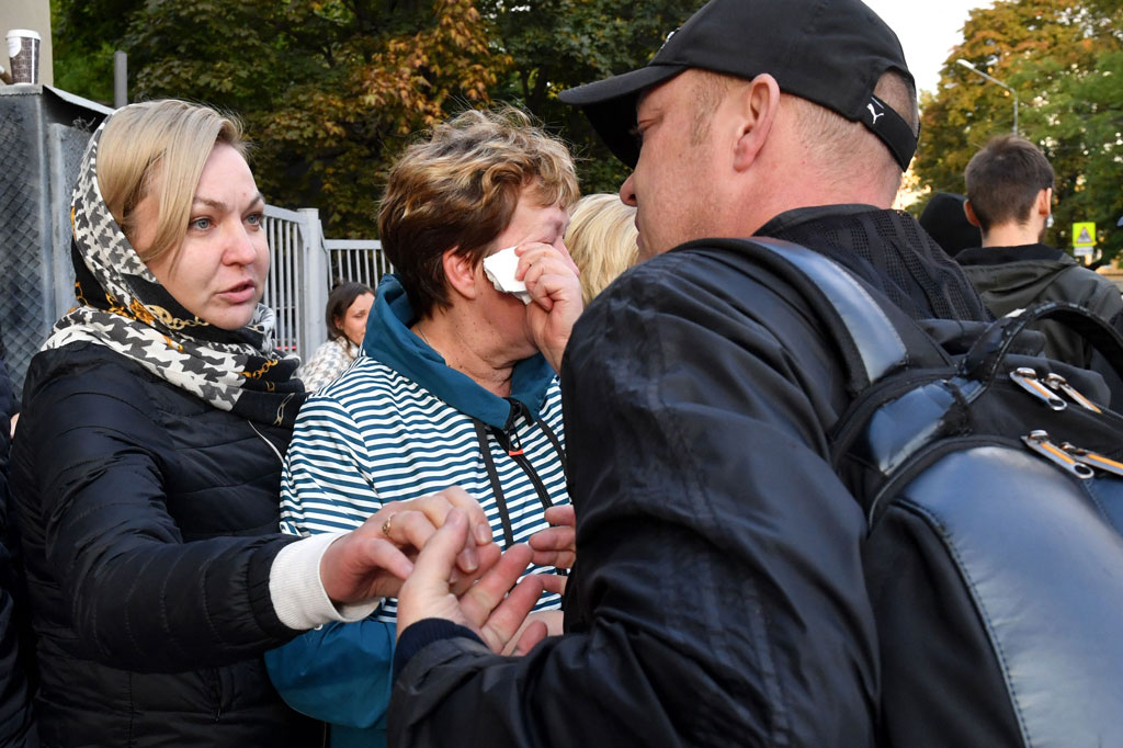 Momen haru terlihat saat pasukan cadangan yang direkrut selama mobilisasi parsial mengucapkan selamat tinggal kepada keluarga dan kerabat di stasiun perekrutan, Saint Petersburg, Rusia, Selasa, 27 September 2022.