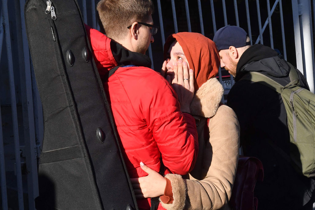 Para pasukan cadangan tersebut dilepas oleh keluarga dan kerabat ke medan perang di Ukraina dengan derai air mata dan pelukan.