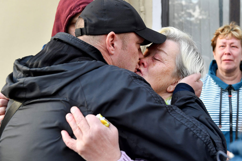 Hal tersebut memicu aksi demonstrasi dan eksodus besar-besaran pria usia wajib militer ke luar negeri. Foto satelit memperlihatkan antrean kendaraan panjang di Rusia yang bergerak menuju Georgia. 