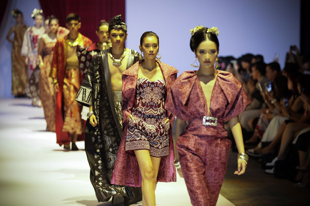 Model memperagakan busana koleksi desainer Denny Wirawan pada peragaan busana bertema LANGKAH Trunk Show Collection 2022/2023 di Jakarta, Rabu, 28 September 2022. 