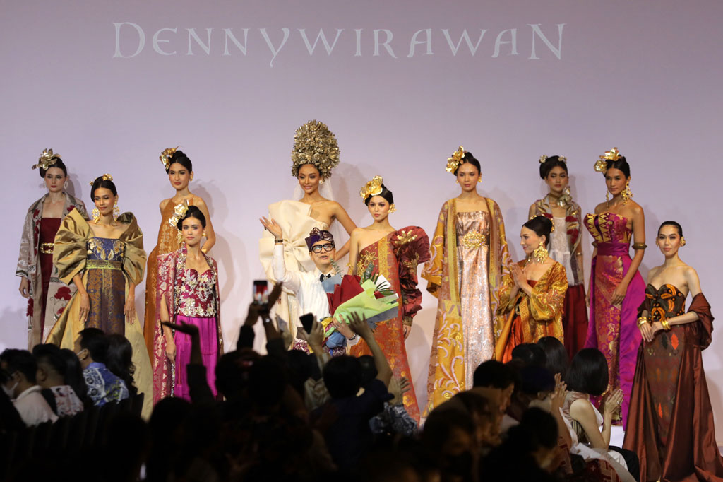 Peragaan busana tersebut sebagai perayaan 25 tahun karir desainer Denny Wirawan di dunia fashion. 