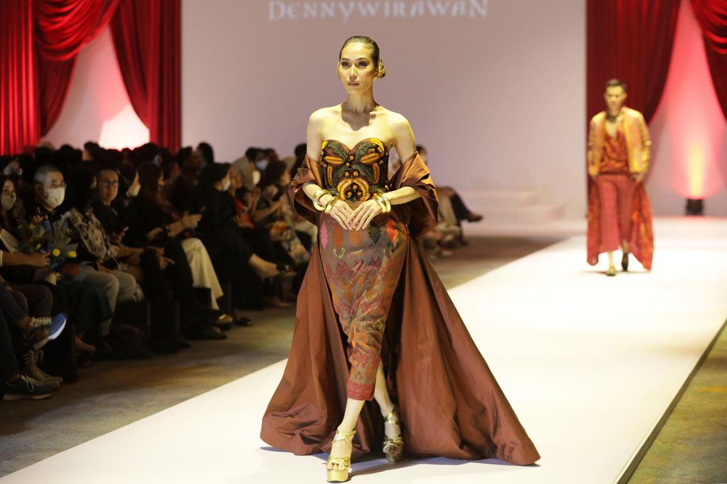 Desain tersebut terinspirasi dari kekayaan wastra di tanah kelahiran Denny Wirawan di Pulau Dewata, Bali yang dipadukan dengan batik dari Kudus, Jawa Tengah.