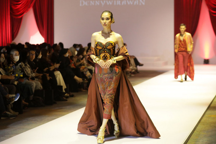 Desain tersebut terinspirasi dari kekayaan wastra di tanah kelahiran Denny Wirawan di Pulau Dewata, Bali yang dipadukan dengan batik dari Kudus, Jawa Tengah.