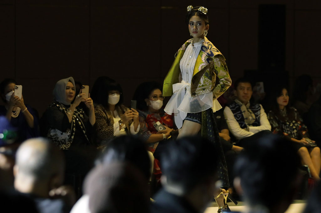 Koleksi 2022/2023 ini menghadirkan gaya padu padan yang khas, tampilan basic hingga modern, serta kebebasan dalam berekspresi untuk para pecinta fashion tanah air yang merindukan tampilan simpel nan elegan, namun tetap edgy dan timeless. 