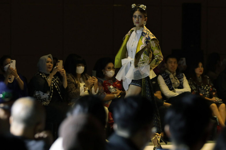 Koleksi 2022/2023 ini menghadirkan gaya padu padan yang khas, tampilan basic hingga modern, serta kebebasan dalam berekspresi untuk para pecinta fashion tanah air yang merindukan tampilan simpel nan elegan, namun tetap edgy dan timeless. 