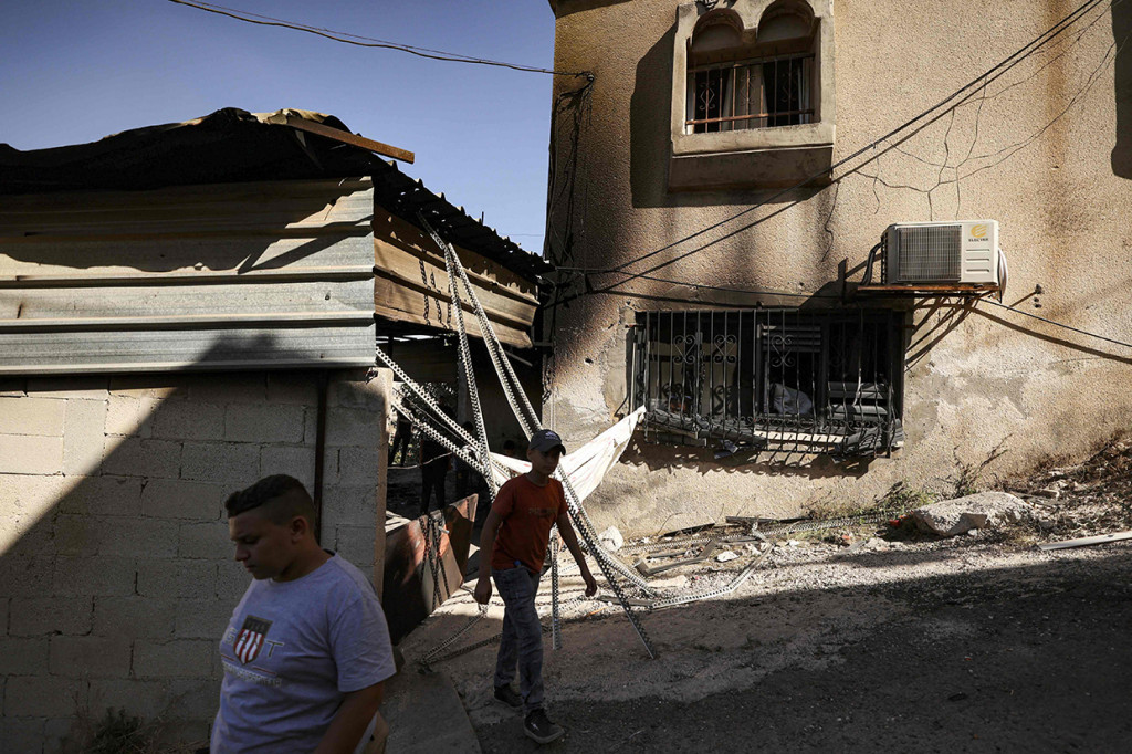 Serangan itu telah memicu bentrokan yang telah menewaskan puluhan warga Palestina. 