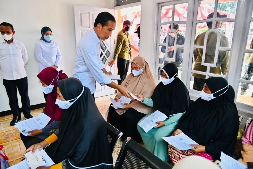 Setelah pembagian BLT, Presiden Jokowi kemudian menyambangi Kantor Pos Desa Guraping, Kota Tidore, untuk menyerahkan bantuan sosial kepada para penerima manfaat.
