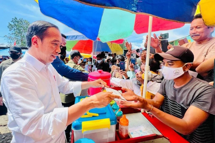 Presiden Joko Widodo memberikan Bantuan Modal Kerja (BMK) untuk para PKL serta Bantuan Langsung Tunai kepada para pedagang di Pasar Galala, Kota Tidore Kepulauan, Provinsi Maluku Utara, Rabu, 28 September 2022.