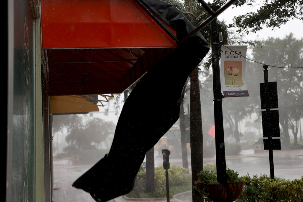 Pusat Badai Nasional mengatakan mata badai itu mendarat ketika angin kencang dan hujan lebat menghantam pantai.