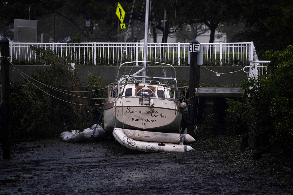 Sebuah kapal berisi migran tenggelam saat badai itu terjadi di Stock Island, Florida. Akibatnya, 23 orang hilang dan empat orang selamat.