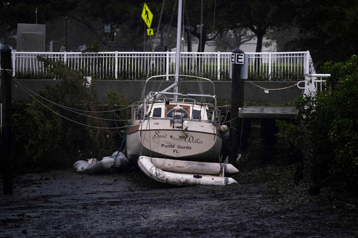 Sebuah kapal berisi migran tenggelam saat badai itu terjadi di Stock Island, Florida. Akibatnya, 23 orang hilang dan empat orang selamat.