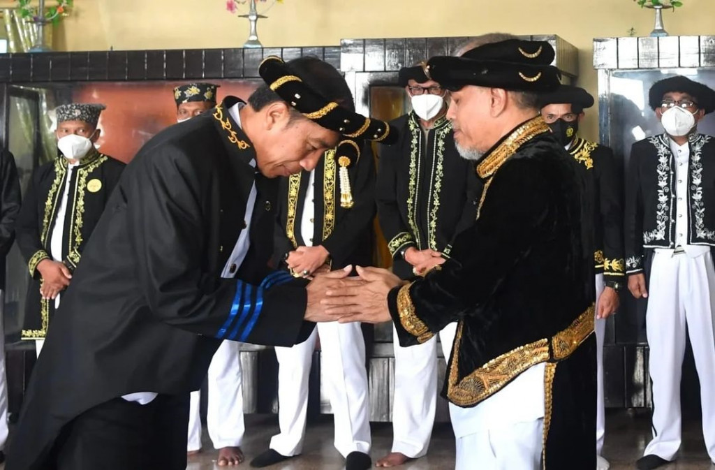 Presiden Joko Widodo dianugerahi gelar kehormatan adat Kesultanan Ternate pada acara yang diselenggarakan di Kedaton Sultan Ternate, Kota Ternate, Provinsi Maluku Utara, Rabu, 28 September 2022.
