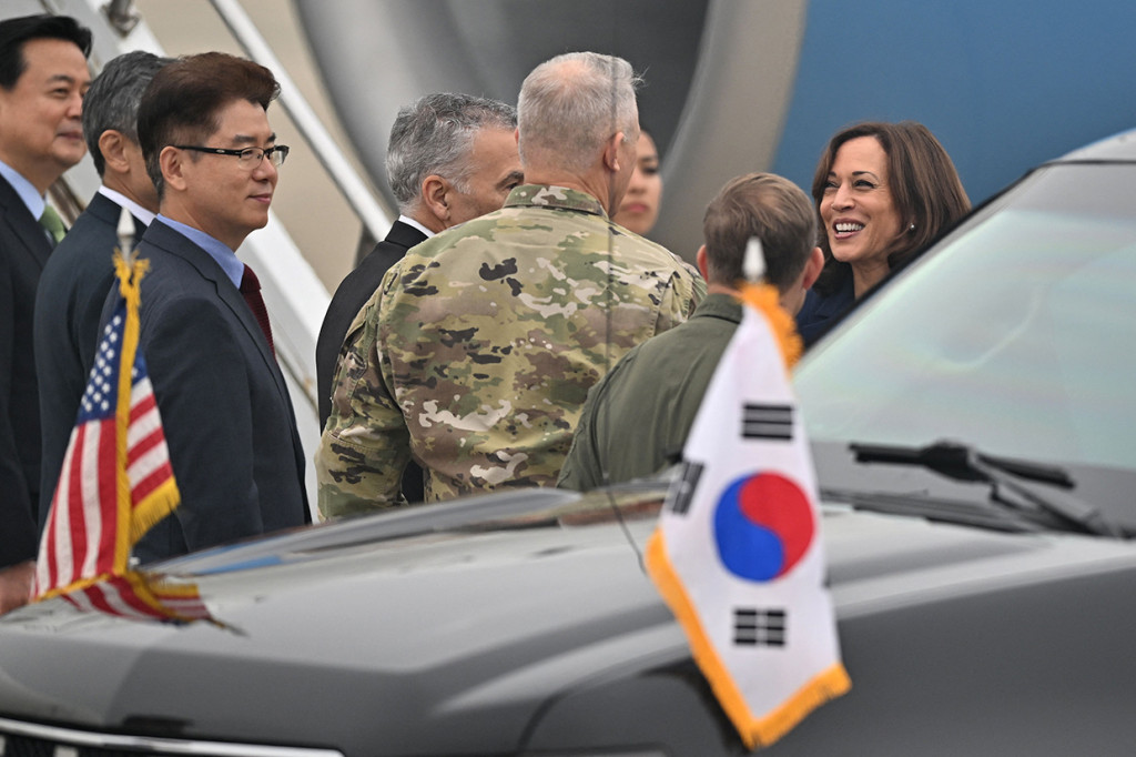 Dilansir AFP, Kamis, 29 September 2022, pesawat yang ditumpangi Harris dan rombongannya mendarat di pangkalan udara Osan, setelah mengunjungi Jepang untuk menghadiri pemakaman kenegaraan mantan Perdana Menteri (PM) Shinzo Abe.