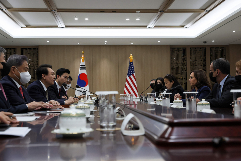 Kunjungan Harris kali ini akan sangat menarik karena ia juga dijadwalkan berkunjung ke zona demiliterisasi (DMZ) yang memisahkan dua Korea. Langkah ini diprediksi memicu kemarahan Korea Utara.