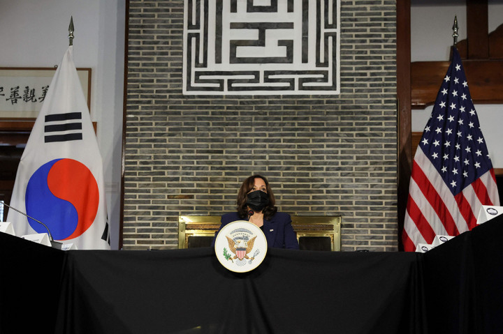 Peluncuran dua rudal balistik dalam waktu kurang dari seminggu diduga merupakan respons atas kunjungan Harris ke Seoul. Harris merespons balik dengan menyebut Korea Utara mengancam stabilitas regional dengan peluncuran rudal baru. Ia bahkan menyebut program senjata mereka sebagai sesuatu yang terlarang. 