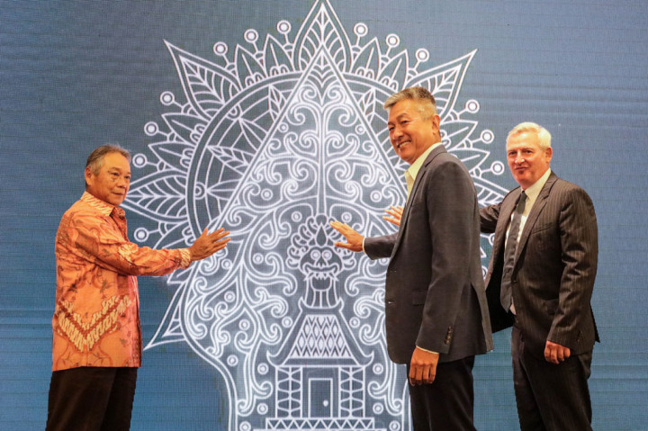 Founder Indonesian Masters, Jimmy Masrin (tengah) bersama COO of Asian Tour, David Rollo (kanan) dan Presiden Direktur Royale Jakarta Golf Club, Hendro Sutandi saat peluncuran Turnamen Golf Indonesian Masters 2022 di Jakarta, Kamis, 29 September 2022.
