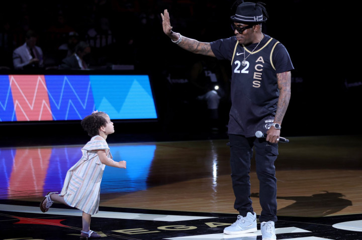 Coolio memulai karirnya di California pada akhir 80-an, tetapi menjadi terkenal secara global pada 1995 ketika ia merilis Gangsta's Paradise untuk soundtrack film Dangerous Minds. Dia dianugerahi penampilan solo rap terbaik untuk lagu tersebut pada Grammy Awards tahun berikutnya.