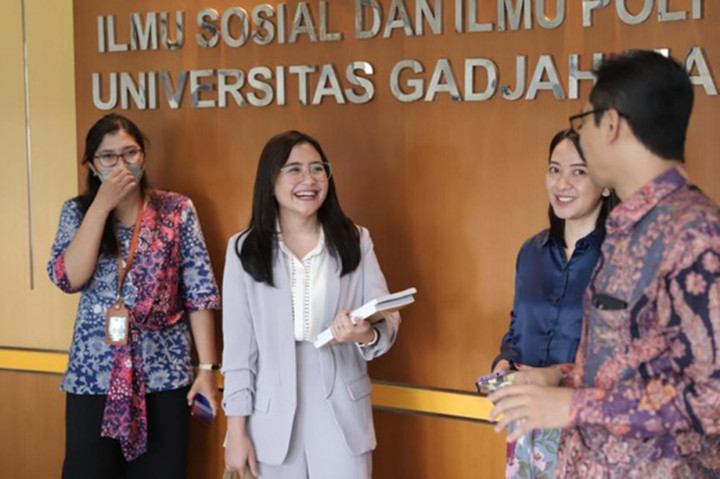 Ini bukan pertama kali Prilly Latuconsina menjadi dosen praktisi melalui progam Praktisi Mengajar milik Kementerian Pendidikan, Kebudayaan, Riset, dan Teknologi (Kemendikbudristek) itu. Sebelumnya, ia mengajar kelas Strategi Marketing dan Bisnis Kreatif pada Juli lalu.