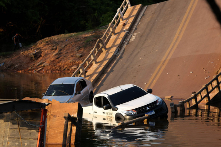 Sebuah jembatan di atas Sungai Curuca, di Kotamadya Careiro Da Varzea, negara bagian Amazonas, Brasil, runtuh, pada Rabu, 28 September 2022 waktu setempat. yang mengakibatkan setidaknya tiga orang meninggal, 14 terluka, dan sekitar delapan hingga lima belas orang hilang.