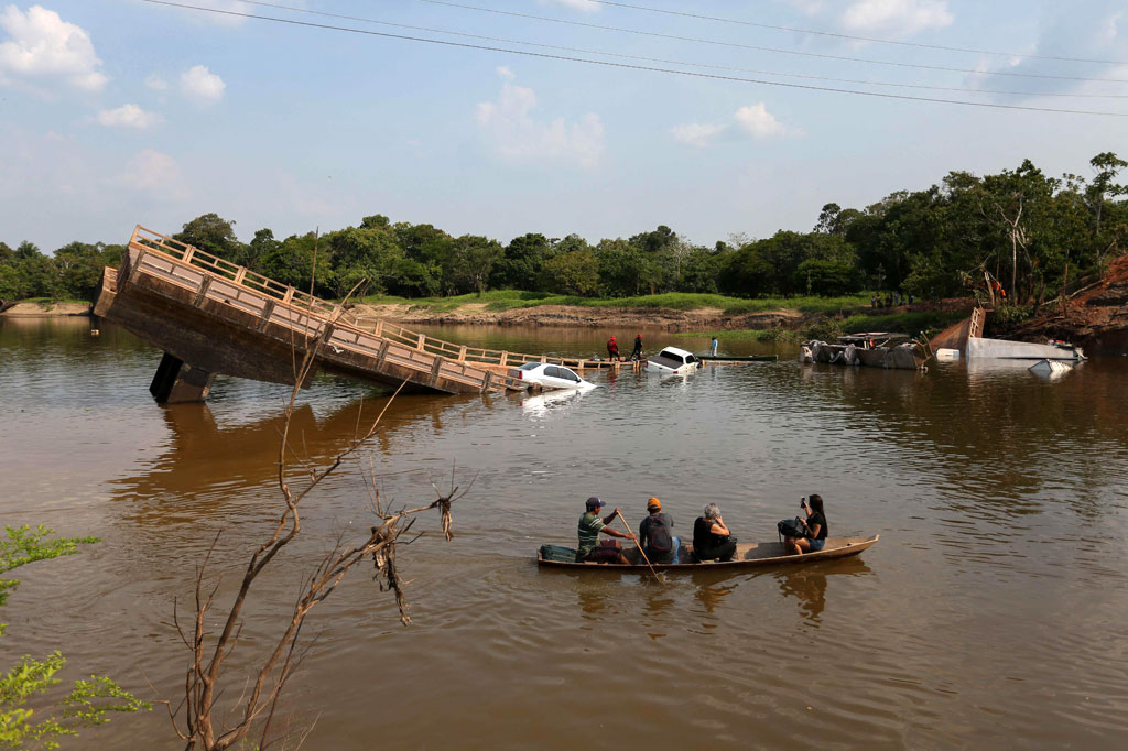 Petugas Pemadam Kebakaran Amazonas dan penyelam sedang mencari sebanyak 15 orang setelah runtuhnya jembatan di jalan raya BR-319 di kota Careiro, sekitar 100 kilometer (62 mil) dari ibu kota Manaus.
