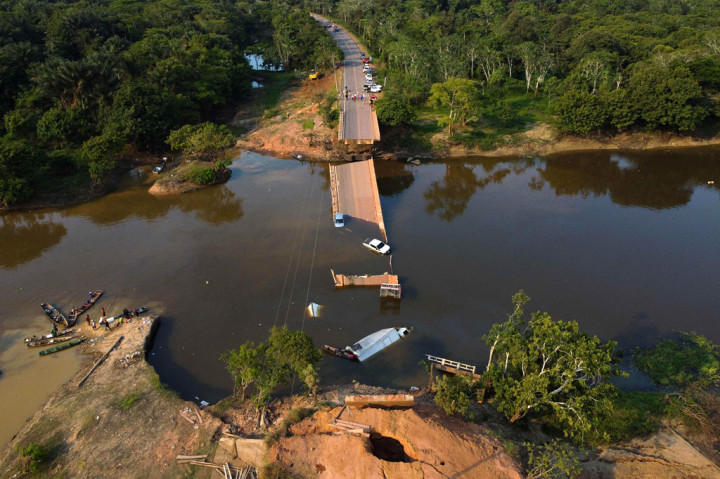 Petugas menambahkan bahwa 14 orang lainnya terluka dalam keruntuhan yang terjadi ketika beberapa kendaraan melintasi jembatan.