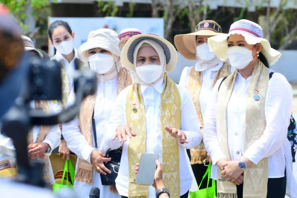  Ibu Negara Iriana Joko Widodo menyampaikan pesan pentingnya menjaga dan memelihara habitat komodo yang merupakan salah satu hewan endemik Indonesia. 