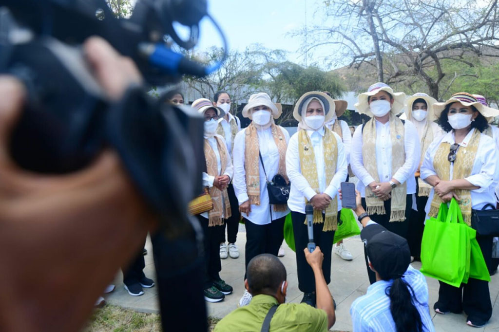 Pesan tersebut disampaikan Ibu Iriana usai meninjau kawasan Pulau Rinca, Taman Nasional Komodo (TNK), Kabupaten Manggarai Barat, Provinsi Nusa Tenggara Timur (NTT), pada Kamis, 29 September 2022.
