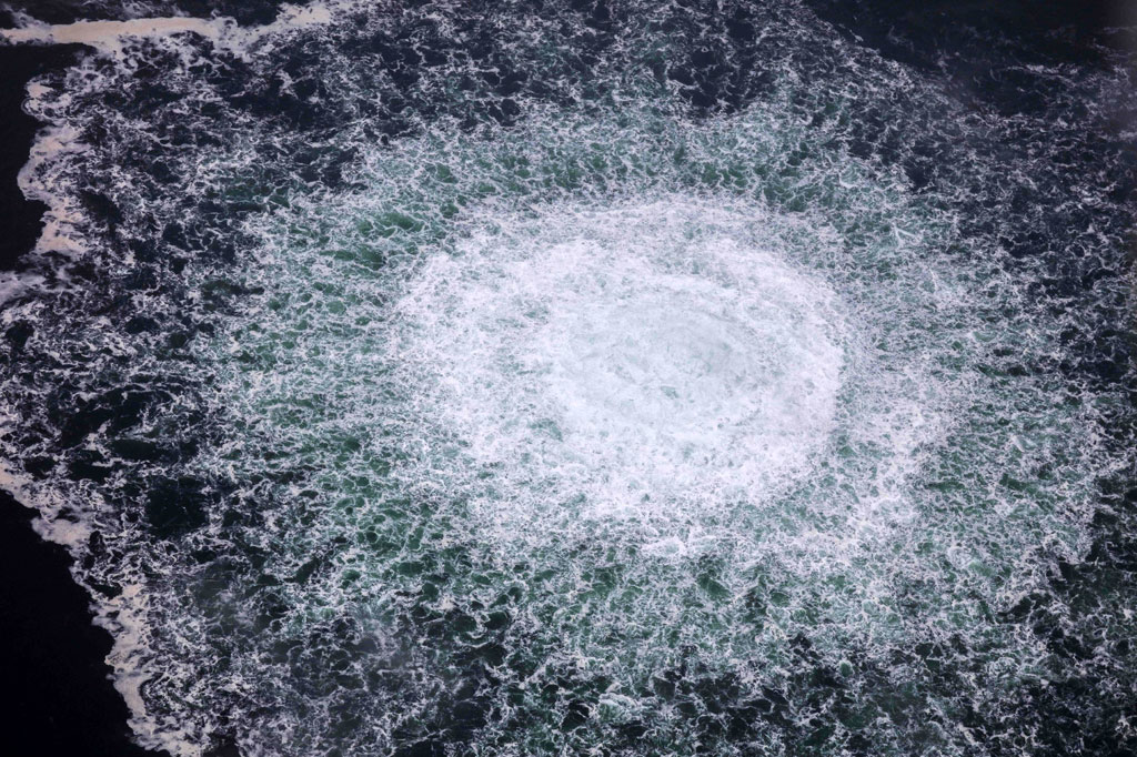 Foto dari pesawat Penjaga Pantai Swedia (Kustbevakningen) menunjukkan pelepasan gas yang berasal dari kebocoran pipa gas Nord Stream 1, di zona ekonomi Swedia di Laut Baltik.