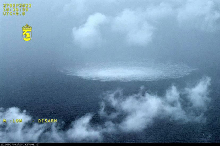 Pejabat itu menambahkan bahwa dua kebocoran di pihak Swedia berdekatan satu sama lain. Penjaga pantai Swedia tidak dapat segera mengatakan mengapa kebocoran terbaru hanya muncul beberapa hari setelah pelanggaran awal. Media melaporkan bahwa kebocoran terbaru terdeteksi di pipa Nord Stream 2, tetapi penjaga pantai tidak mengkonfirmasi hal ini.