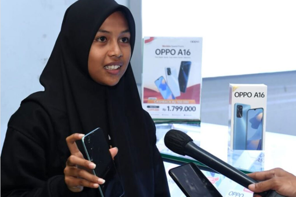 Kini, Sabrila patut berbahagia karena telah mendapatkan gantinya, yaitu sebuah telepon genggam baru dari Presiden. “Alhamdulillah senang bisa mendapat hadiah dari Pak Presiden,” ucapnya.