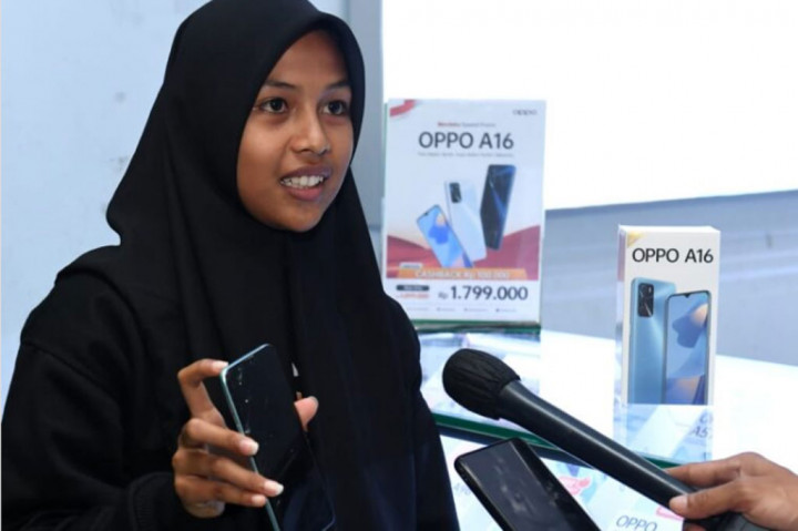 Kini, Sabrila patut berbahagia karena telah mendapatkan gantinya, yaitu sebuah telepon genggam baru dari Presiden. “Alhamdulillah senang bisa mendapat hadiah dari Pak Presiden,” ucapnya.