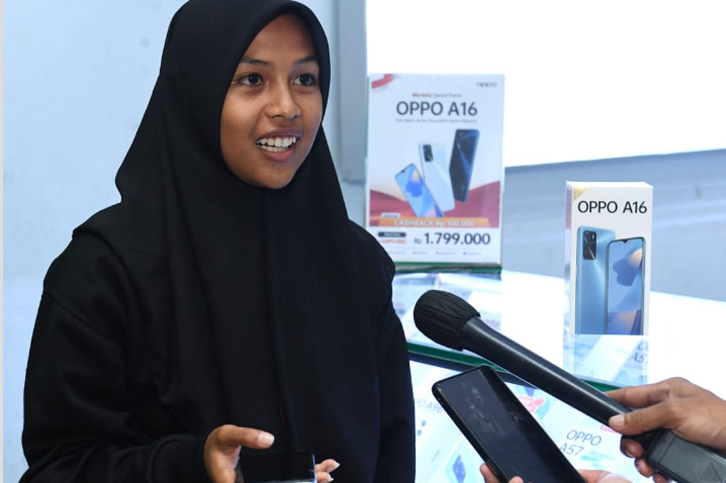 Karena kejadian tersebut, telepon genggam miliknya pun rusak. Sabrila pun sempat menangis sambil 'memarahi' Presiden Jokowi. “HP-ku rusak karena ngejar Pak Jokowi, dari tadi saya tunggu. Saya pergi ke sekolah, tapi Pak Jokowi lewatnya cepat saja,” ujarnya saat itu.