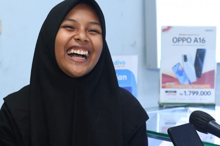 Sabrila, Pelajar SMA Negeri 1 Batauga, Buton
Selatan, Sulawesi Tenggara (Sultra) senang dan gembira setelah mendapatkan telepon genggam yang baru dari Presiden Joko Widodo.