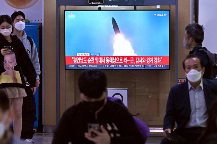 Korea Utara menembakkan dua rudal balistik pada 29 September, hanya beberapa jam setelah Wakil Presiden AS Kamala Harris meninggalkan Korea Selatan, di mana dia telah mengunjungi Zona Demiliterisasi yang dijaga ketat yang membagi semenanjung itu.