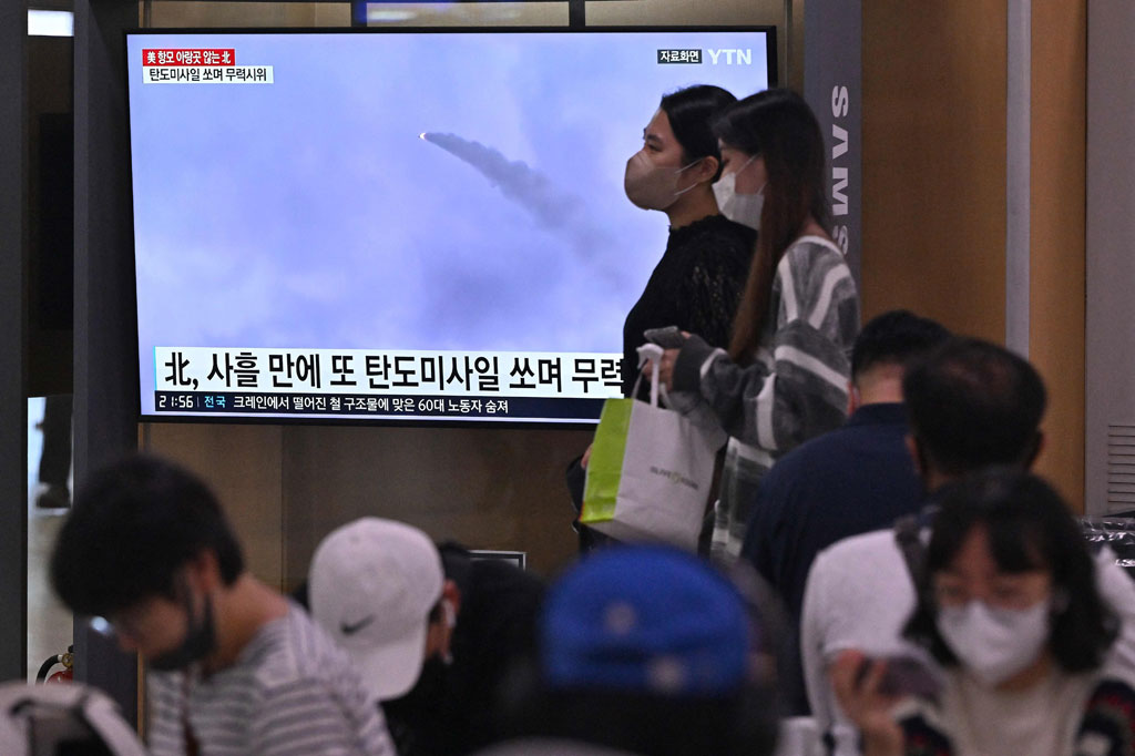 Penjaga pantai Jepang juga mengkonfirmasi kemungkinan peluncuran rudal balistik dari Korea Utara, mengutip informasi dari kementerian pertahanan Tokyo.