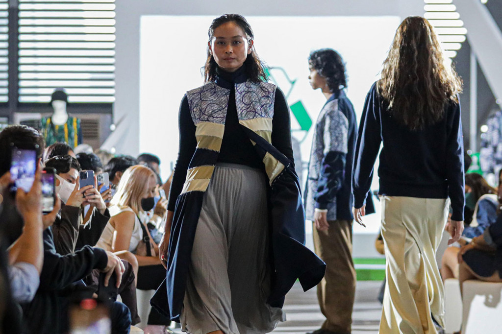 Model mengenakan pakaian upcycle karya Andrie Basuki pada pameran 'RE.UNIQLO: Remake Project' di Menara Astra, Jakarta, Kamis, 29 September 2022.