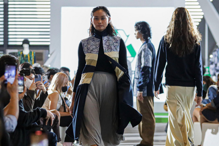 Model mengenakan pakaian upcycle karya Andrie Basuki pada pameran 'RE.UNIQLO: Remake Project' di Menara Astra, Jakarta, Kamis, 29 September 2022.